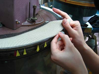 国内自社工場：ニット縫製工場リンキングミシン