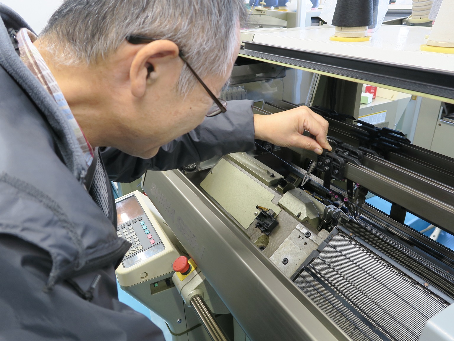 MADE IN JAPAN－日本製ニット－妥協のない商品をつくるため、自社の縫製工場で仕上げます。