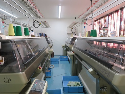 MADE IN JAPAN－日本製ニット－徹底した品質管理を行うニット製品の編立工場。メインは、横編みの12ゲージと14ゲージです。